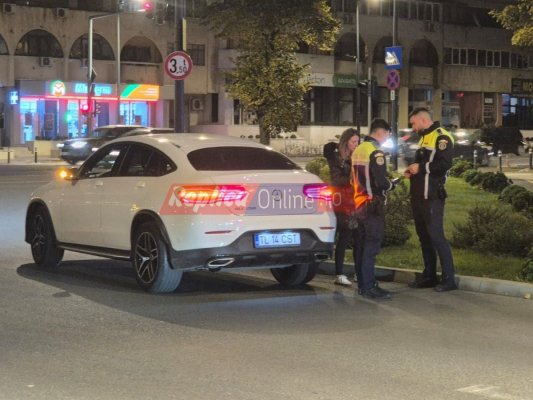 Un copil a fost lovit de o mașină, pe o trecere de pietoni din zona Trocadero. Video