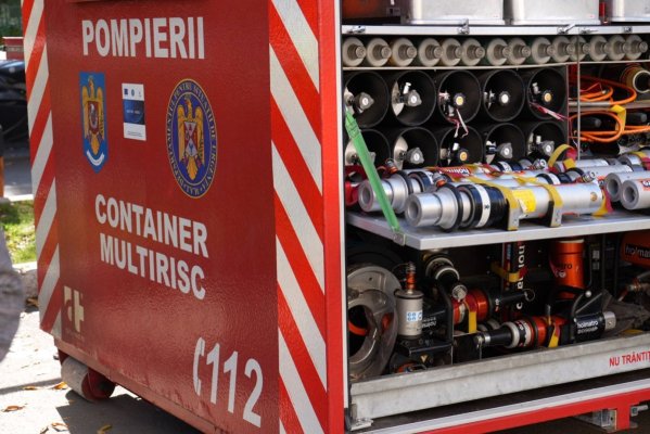 Locuitorii unui bloc au fost evacuaţi, după ce în clădire s-a simţit miros de gaze