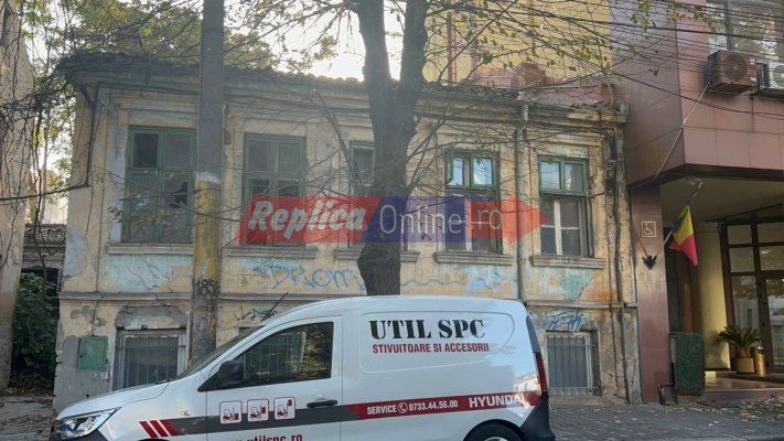 Două clădiri abandonate din centrul Constanței au devenit pericole pentru trecători. Video 