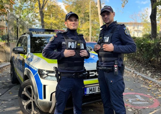Ei sunt polițiștii care au salvat un bătrân imobilizat la pat din locuința cuprinsă de flăcări din Eforie Nord