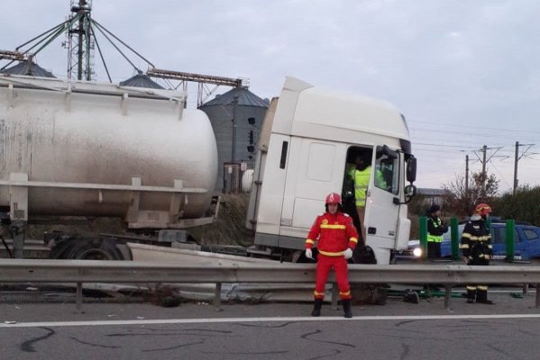 Accident pe podul Anghel Saligny. O cisternă goală a intrat în parapet