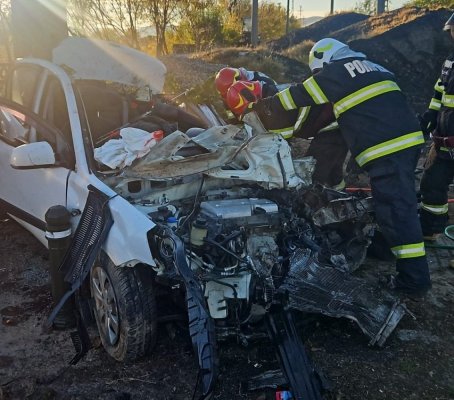 Un șofer de 58 de ani a decedat după ce a intrat cu mașina într-un tractor