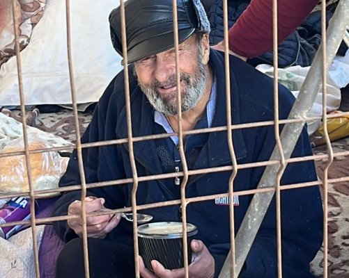 Un bătrân de 70 de ani doarme într-o cușcă, în Piața Griviței! Cine-l ajută?!