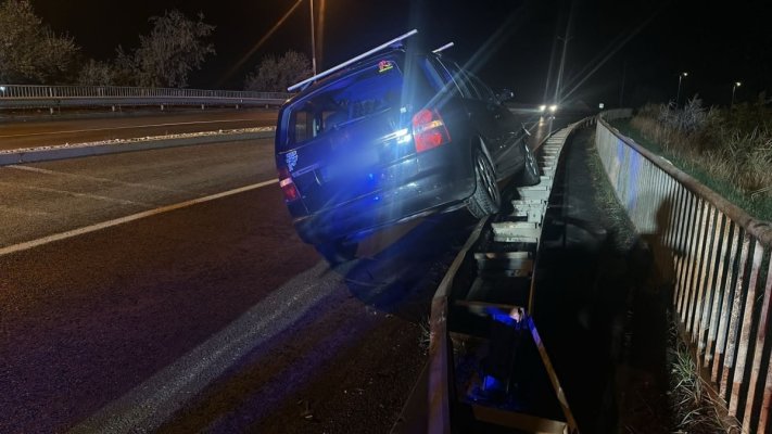 Un autoturism a intrat în parapet, pe bulevardul Aurel Vlaicu, în zona podului IPMC
