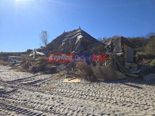 Apele Române au început demolarea construcțiilor ilegale de pe plaja din Tuzla! Video