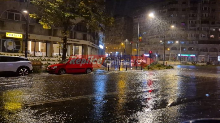 Rupere de nori, la Constanța! Mai multe străzi și bulevarde au fost inundate, mașinile au rămas blocate în trafic. Video
