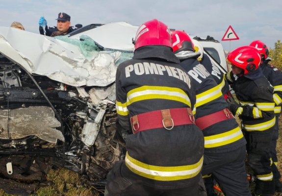 Accident rutier cumplit! Două persoane au ajuns la spital, în stare gravă, după ce 2 mașini s-au făcut praf