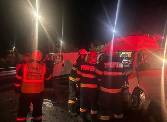 Ambulanță lovită în plin de un șofer de 65 de ani 