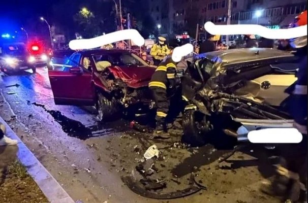 Două persoane rănite, după ce un vehicul s-a ciocnit cu alte două maşini oprite la semafor