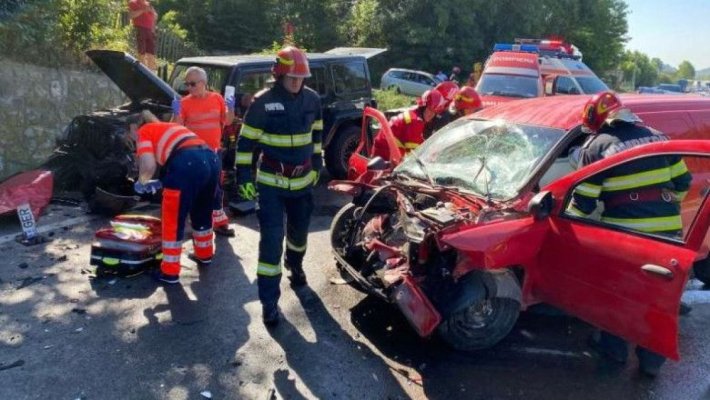 Accident în care au fost implicate cinci autoturisme pe DN1, în zona Nistoreşti