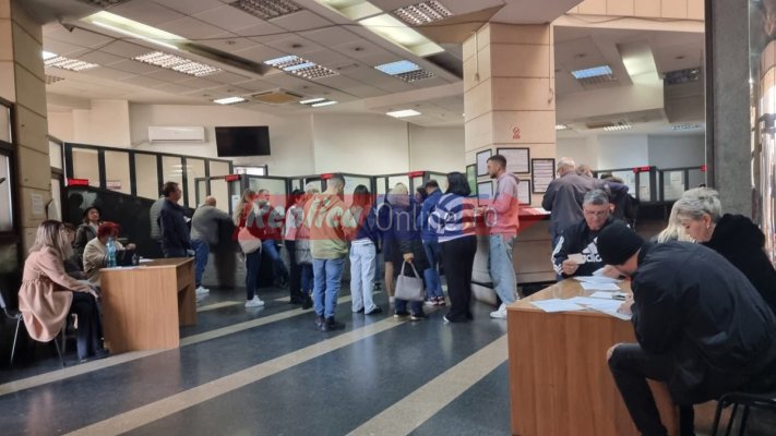 Oamenii au făcut coadă la ANAF să ceară explicații pentru popririle pe conturi puse peste noapte. Video  