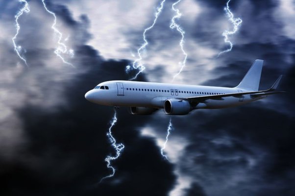Două avioane nu au putut ateriza pe Aeroportul Otopeni și au fost redirecționate, din cauza furtunii