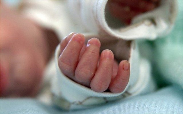 Cadavrul unui nou-născut a fost găsit într-un sac menajer, pe un câmp
