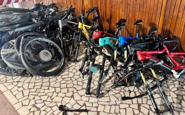 Captură de aproape jumătate de milion de lei la Nădlac: 20 de biciclete și o trotinetă electrică fără acte, descoperite de polițiștii de frontieră