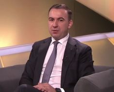 După atacul cu cuțitul din Bistrița, Bogdan Ivan anunță un proiect de lege care limitează accesul minorilor la reţelele sociale După atacul cu cuțitul din Bistrița, Bogdan Ivan anunță un proiect de lege care limitează accesul minorilor la reţelele sociale