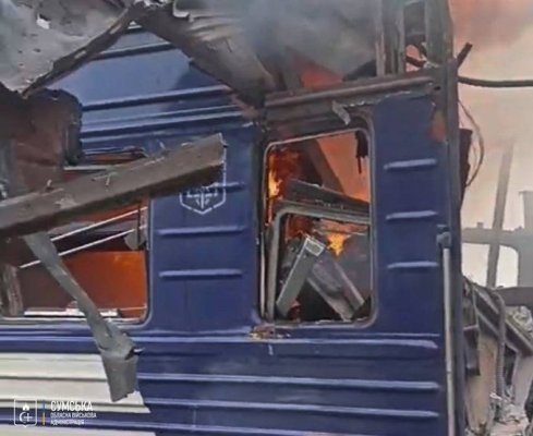 Rusia a bombardat un tren plin cu oameni, în Ucraina. Autoritățile de la Kiev anunță peste 30 de răniți