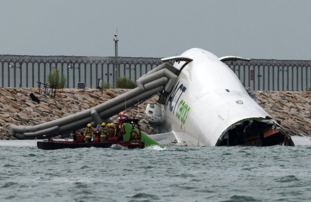 Un avion Boeing a lovit o mașină la aterizare și s-a rupt efectiv în două, apoi s-a prăbușit în mare