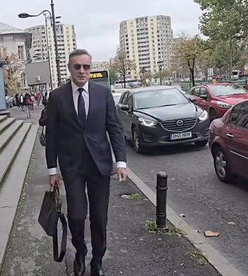 Protestatarul Ceaușescu l-a fugărit pe Coldea, venit să se ”mântuiască” la Curtea de Apel București! Video