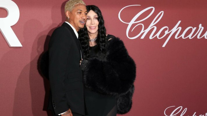Cher, apariție spectaculoasă la New York alături de iubitul ei cu 40 de ani mai tânăr