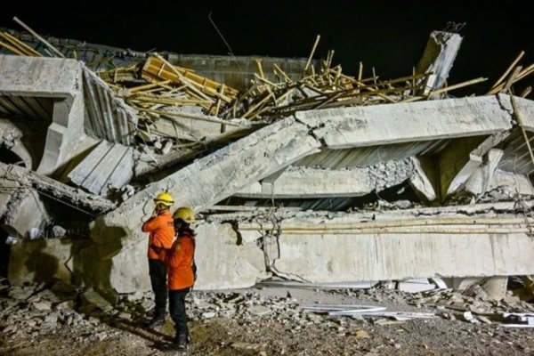 Cel puţin 91 de elevi au rămas prinşi sub dărâmături, la două zile după ce o clădire a unei şcoli s-a prăbuşit, în Indonezia