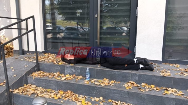 Un locuitor din Henri Coandă a adormit pe treptele unui cabinet stomatologic... înainte să-și facă dinții! Video