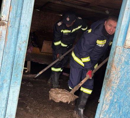 Pompierii acționează, vineri, în comuna Siliștea pentru evacuarea apei din gospodăriile oamenilor. Video