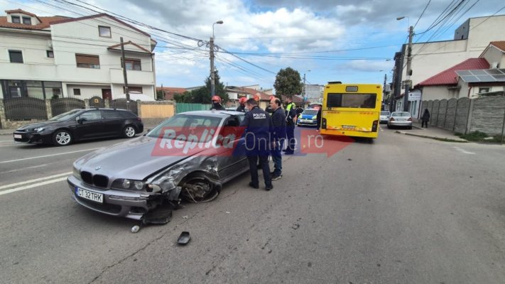Un șofer, posibil drogat, a intrat într-un autobuz, în zona Doi Cocoși! Avea substanțe interzise în mașină. Video