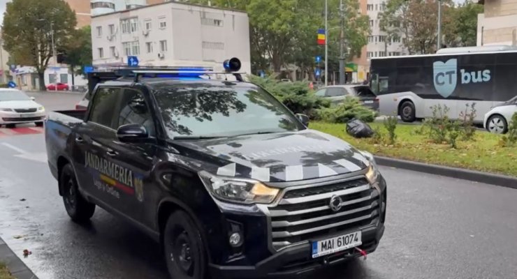 Nu e de glumă! Jandarmeria umblă prin oraș cu mesaje de avertizare cu privire la codul roșu. Video