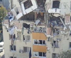 Se demolează etajele distruse de deflagrație la blocul afectat de explozia din Rahova. Video Se demolează etajele distruse de deflagrație la blocul afectat de explozia din Rahova. Video
