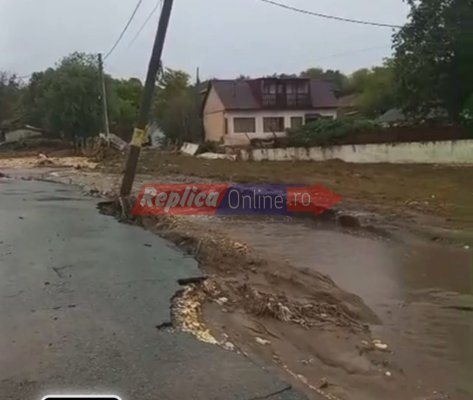 Și drumul comunal din Topalu a fost distrus de viituri! Vezi ce zice primarul! Video 