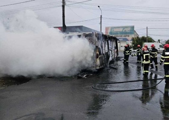 Incendiu la un autobuz pentru transportul muncitorilor fără a exista vreo victimă