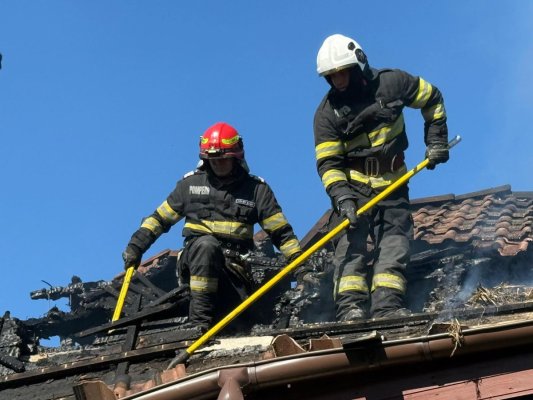 Incendiu la o pensiune din Murighiol. Mai multe echipaje de pompieri se deplasează în zonă. Video