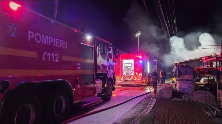 Incendiu puternic la două hale din Suceava: intervin pompieri din două județe