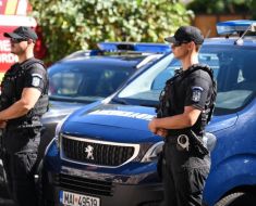  O șoferiță a rămas cu volanul blocat pe podul din Medgidia. Doi jandarmi i-au sărit în ajutor și au escortat-o pentru a-și recupera copilul de la mall