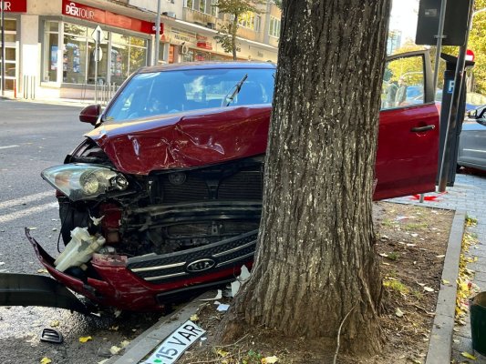 Accident rutier pe Blv. Tomis! Un autoturism a intrat în copac