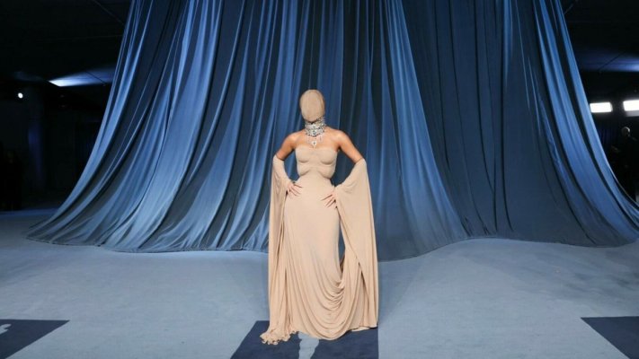 Kim Kardashian, apariție controversată la gala Academy Museum din Los Angeles