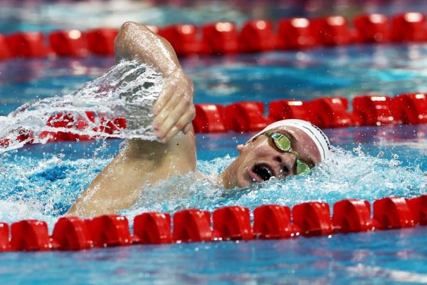 Înot: Cvadruplul campion olimpic Leon Marchand, învins la 200 m spate în debutul Cupei Mondiale în bazin scurt