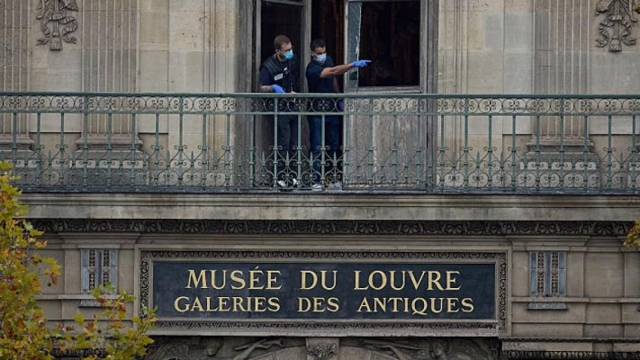 Suspectul în cazul jafului de la Luvru este o vedetă a reţelelor sociale şi fost paznic al muzeului