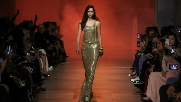 Designerul Elie Saab impresionează la Paris cu o colecție inspirată de moda anilor ’90