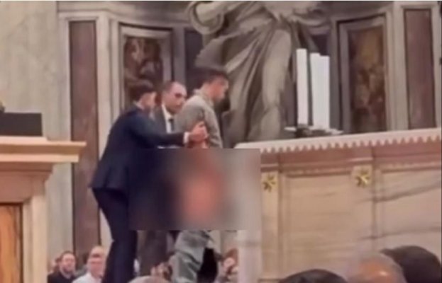 Șoc la Vatican: Un tânăr a profanat altarul principal din Bazilica Sfântul Petru, chiar sub ochii turiștilor