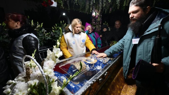 A început pelerinajul Sfintei Parascheva la Iași. Mii de oameni stau la coadă; timpul de așteptare, estimat la 20 de ore