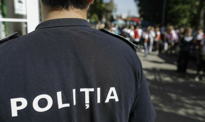 Scene șocante! O elevă de clasa a XI-a și-a atacat un coleg de liceu cu cuțitul, pe holul școlii