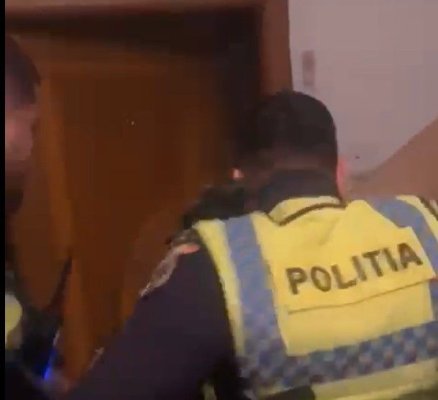 Imagini cu polițiștii care sparg ușa apartamentului afectat de incendiu. Video