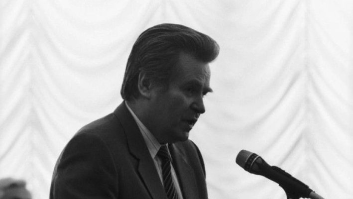 Fostul șef al celui mai mare ziar din URSS a murit după ce a căzut de la fereastra unui bloc  
