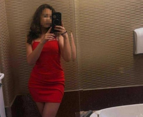 Profesoara de biologie care a apărut în ipostaze indecente, pe un site de videochat, şi-a dat demisia