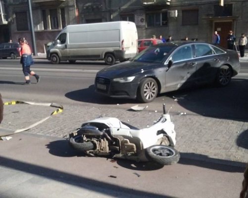 Un scuterist a fost lovit de o mașină în Ovidiu!