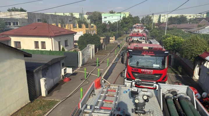 Tavanul unei locuințe s-a prăbușit peste un bărbat: Pompierii militari au ajuns la fața locului