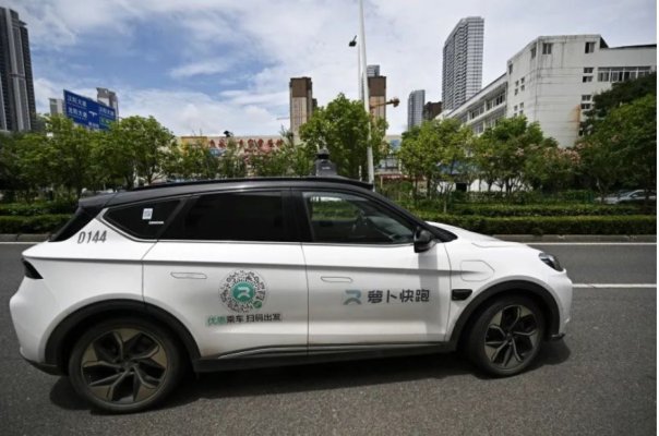 Un gigant tech din China vrea să lanseze în Elveția taxiuri care se conduc singure