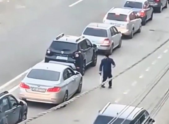 Un polițist a filmat un cerșetor care se „vindecă“ miraculos, după ce iese din raza vizuală a șoferilor. Video