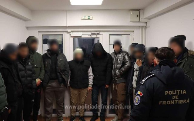 Treisprezece cetățeni străini din Maroc și Turcia depistaţi ascunşi într-un autocamion. Video
